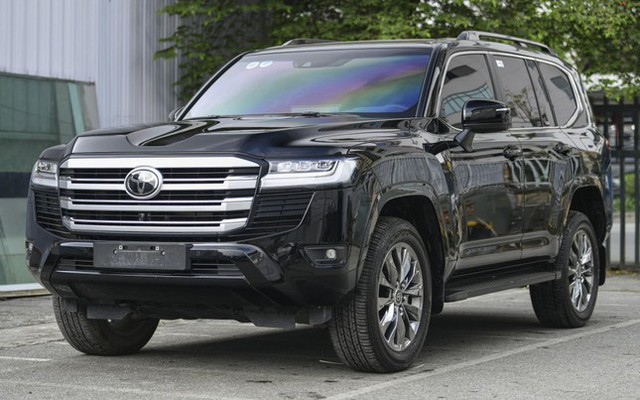 Toyota Land Cruiser LC300 tăng giá niêm yết tại Việt Nam