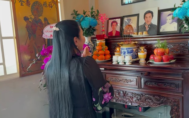 Nữ NSƯT từ Mỹ vừa về nước đã lao tới nhà Vũ Linh, bật khóc nói 1 điều trước di ảnh