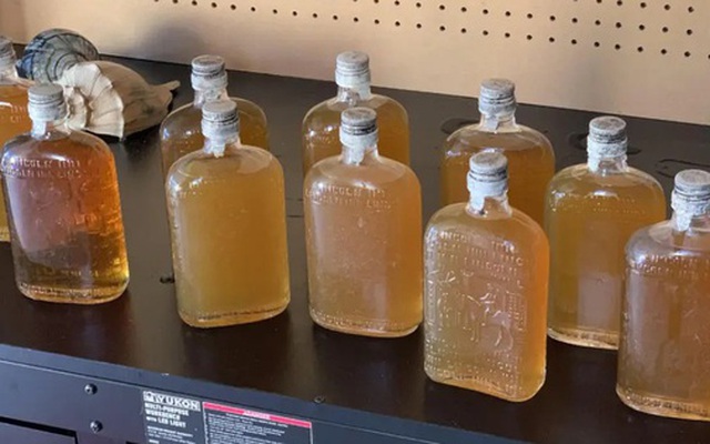 Dắt chó đi dạo, người đàn ông phát hiện "kho báu" trên bãi biển