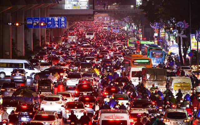 Mức phạt cao nhưng tài xế không sợ, bấm còi tra tấn người đi đường