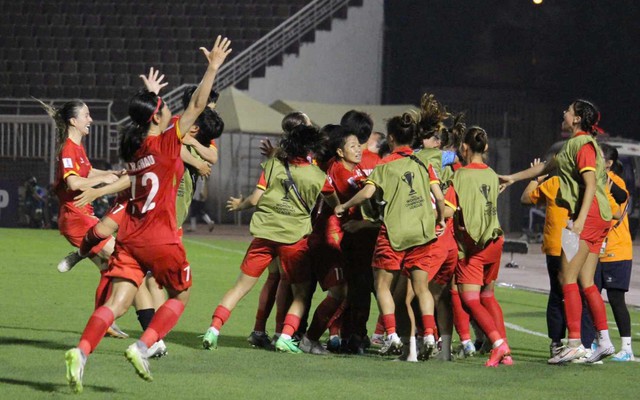 Vào bán kết châu Á, HLV Việt Nam ngỡ ngàng: “Trận đấu quá hay, đây là một kết cục không tưởng”