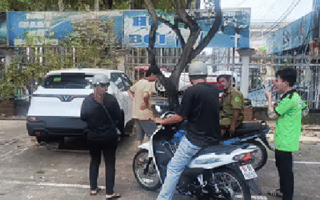 CLIP: Ô tô mới mua đậu trên vỉa hè bị mất cả 4 bánh