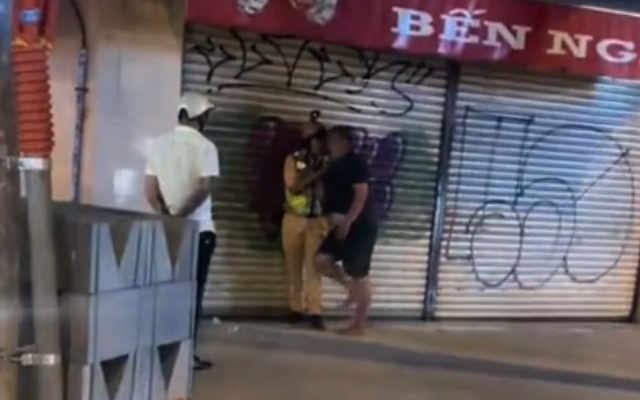 CSGT giằng co với người đàn ông giữa phố: Đoạn clip đã bị cắt ghép, không phản ánh đúng