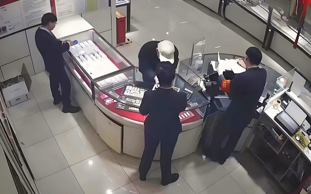 Thấy khách quen chi 17 tỷ đồng mua 10 kg vàng nhưng thanh toán bằng 3 thẻ ngân hàng, chủ tiệm lập tức báo cảnh sát: Lật tẩy chiêu trò tinh vi không ngờ