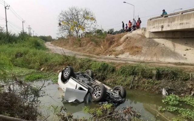 Lái ô tô đi đón vợ ở sân bay, chồng gây ra vụ tai nạn kinh hoàng, 1 chi tiết ở hiện trường hé lộ lý do