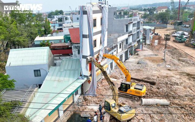 Dùng máy xúc chống đỡ nhà 3 tầng sắp sập: Chủ nhà bỏ ý định mời 'thần đèn' giải cứu