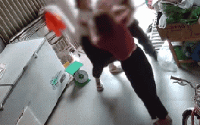 Người phụ nữ ở Quy Nhơn bị vợ chồng hàng xóm vác chổi lao sang tận nhà hành hung: Nghe lý do càng gây bức xúc