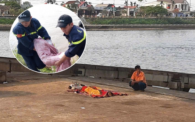 Xót xa cảnh người bố bần thần, đau đớn bên thi thể con trai bị đuối nước: Vừa được tặng chiếc tủ sách mới còn chưa kịp dùng