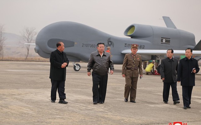 Chùm ảnh ông Kim Jong un thị sát cuộc thử nghiệm UAV mới tích hợp AI