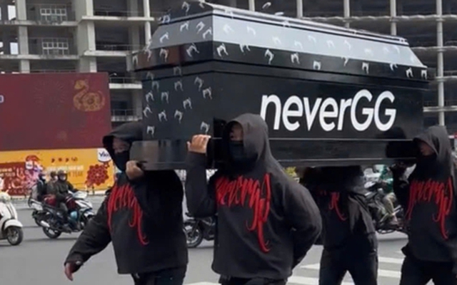 Vụ khiêng quan tài qua chợ Bến Thành: Công an làm việc với 9 người