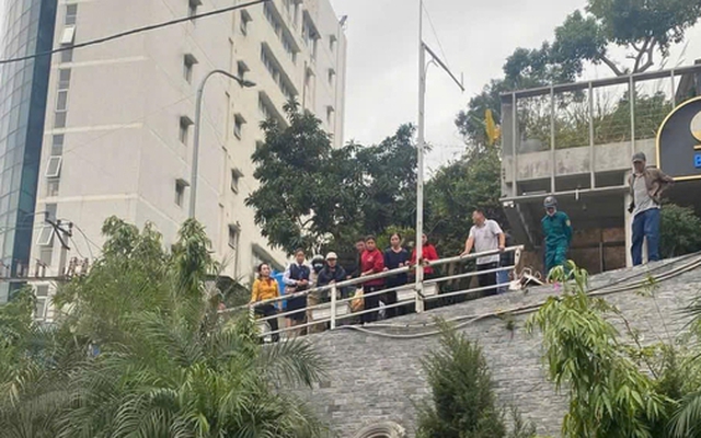 Vừa lên tới đỉnh, máy xúc bất ngờ chết máy và mất phanh tụt dốc khiến 1 người tử vong