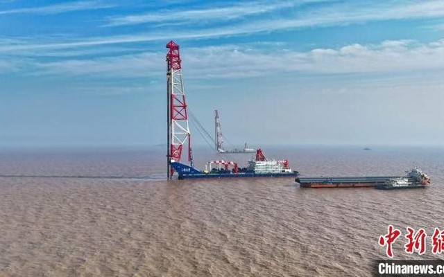 Trung Quốc cấy cọc thép gần 100m, nặng hơn 94 tấn xuống đáy biển, tạo ra "quái vật" khủng nhất thế giới trong lĩnh vực quan trọng