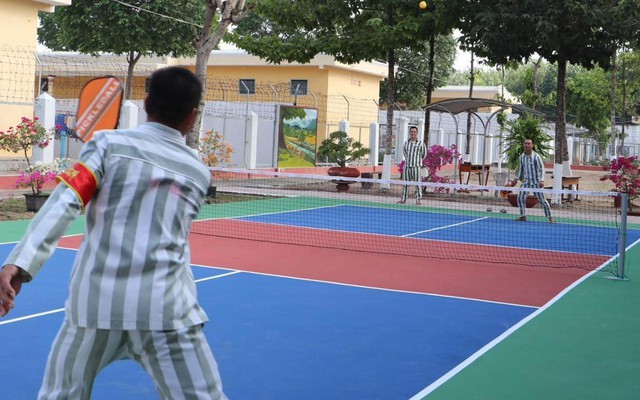 Phạm nhân thích thú chơi pickleball trong trại giam, bố mẹ bất ngờ khi đến thăm