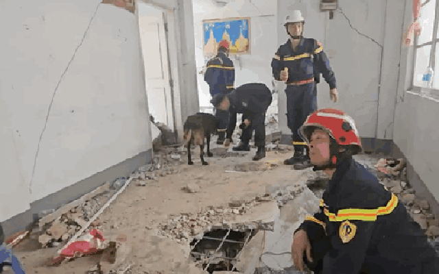 VIDEO: Đoàn cứu hộ Việt Nam xác định nhiều vị trí nạn nhân động đất tại Myanmar