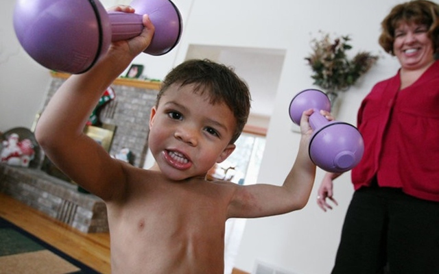 Cậu bé "siêu nhân" mới 1 tuổi đã biết lên xà, khiến bác sĩ sốc nặng khi kiểm tra cơ bắp, hiện tại ra sao?