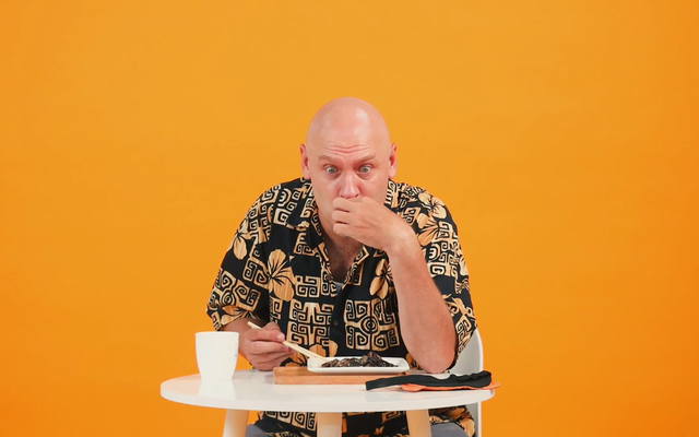 Khách Tây nếm thử 1 món mắm trứ danh của Việt Nam, tuyên bố 1 câu khiến nhiều người cười bò