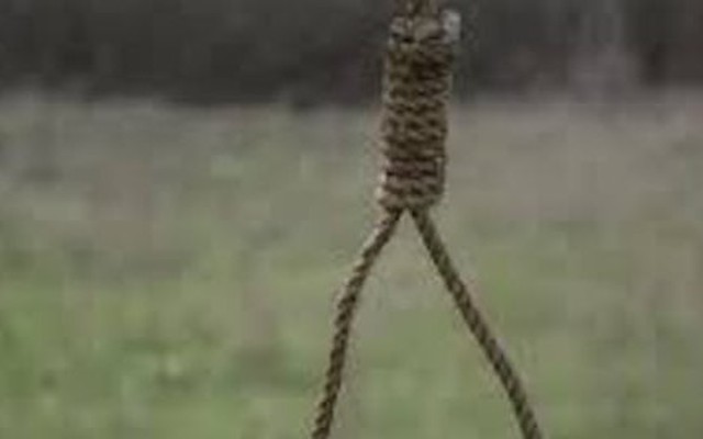 Bố bàng hoàng phát hiện con trai treo cổ sau vườn nhà