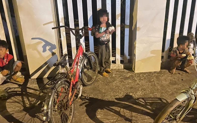 Xúc động câu chuyện 3 cháu nhỏ đạp xe gần 50km tìm cha