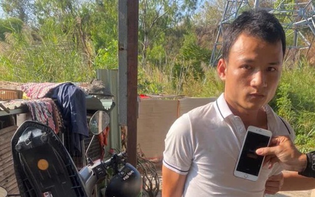 14 giây ghi lại cảnh nam thanh niên áp sát, cướp điện thoại của bé gái 12 tuổi