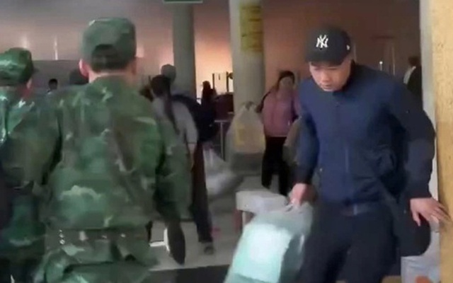 Đang nhập cảnh, ba lô của công dân bốc cháy làm 4 người bị thương