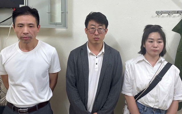 Nhóm người nước ngoài đi xe ô tô, bán hàng giảm giá có dấu hiệu lừa đảo