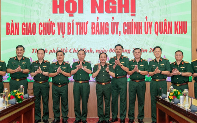 Trung tướng Trần Hoài Trung nghỉ hưu; bổ nhiệm Thiếu tướng Trần Vinh Ngọc giữ chức Chính ủy Quân khu 7