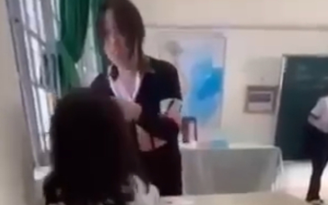 Nữ sinh đánh bạn tới tấp trong lớp, mang chích điện ra dọa