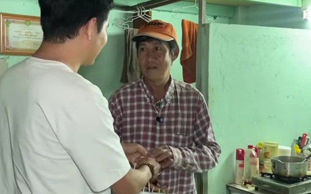 Nam ca sĩ gốc Hoa hát một show 2 cây vàng, giờ sống cô độc trong phòng trọ 15m2