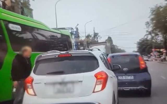 VIDEO: Nam thanh niên tóc vàng chặn xe ô tô, hành hung tài xế