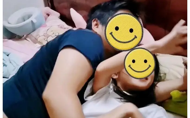 Đoạn clip bố và con gái vui đùa cùng nhau trên giường khiến nhiều người nhăn mặt
