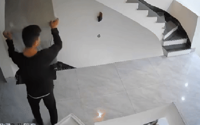 Đang bê tủ lên tầng, anh thợ bất ngờ ngã vào lỗ hổng giữa nhà: Một giây biến mất khiến tất cả thót tim