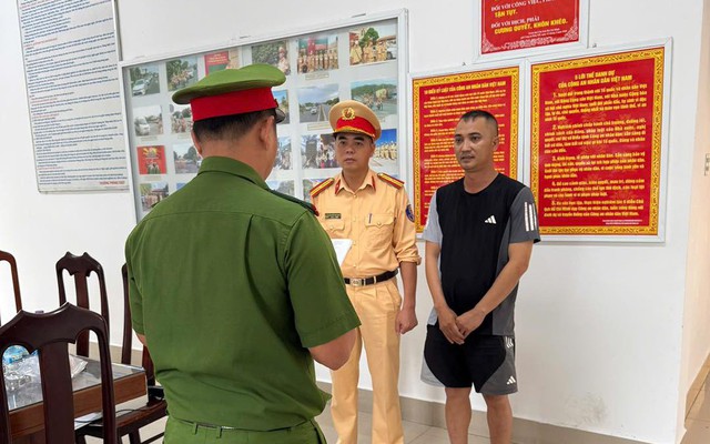 Tài xế ô tô đánh tới tấp người đi xe máy đang chở con đi học bị cảnh sát chặn bắt tại đâu?