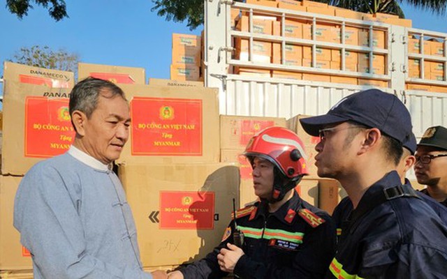Bộ Công an Việt Nam trao tặng gần 3 tấn hàng cứu trợ cho Myanmar