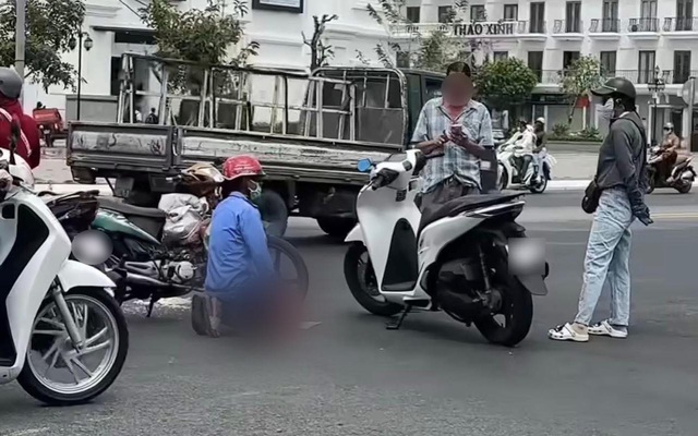 Vụ người đàn ông quỳ gối giữa đường sau va chạm giao thông: Người đi SH tiết lộ sự thật hoàn toàn khác