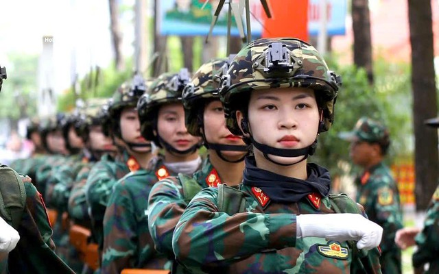 Nữ quân nhân mang trang phục nặng hơn 6kg tập luyện cho lễ diễu binh ngày 30/4