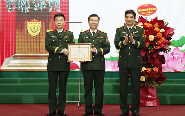 Bộ trưởng Bộ Quốc phòng khen thưởng đơn vị giữ vững trận địa đặc biệt