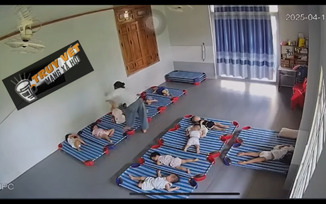 Kinh hoàng clip giáo viên xách ngược chân trẻ 20 tháng tuổi, đánh đập dã man