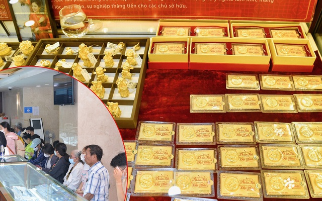 Người dân bán vàng quá đông, cửa hàng hết tiền mặt, dừng mua vào ngày giá vàng phá đỉnh