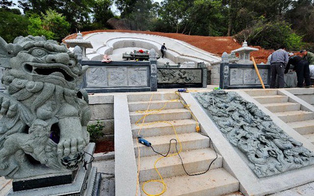 Ở nơi này nhiều người chạy đua xây "mộ sống" để nhận chỗ đẹp, có khu rộng 2.000 mét vuông, giá hơn 14 tỷ đồng