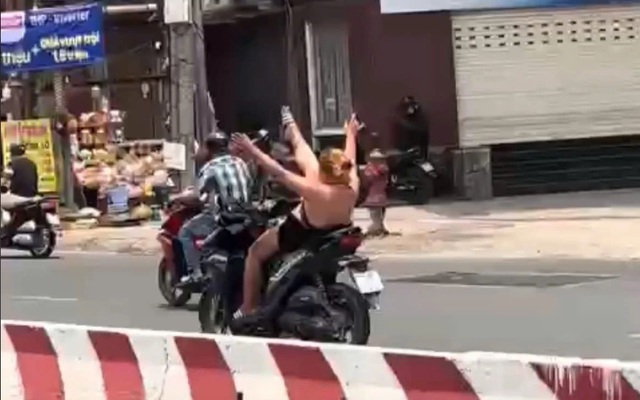 Clip: Người phụ nữ lưng trần, chạy xe máy như diễn xiếc giữa phố Sài Gòn