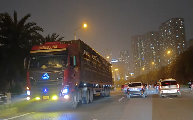 Tài xế xe đầu kéo ngang nhiên quay đầu đi ngược chiều, rọi đèn pha siêu sáng