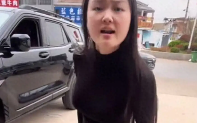 Bức ảnh người cô quát cháu nhưng lại được cư dân mạng khen tới tấp: Lý do là gì?