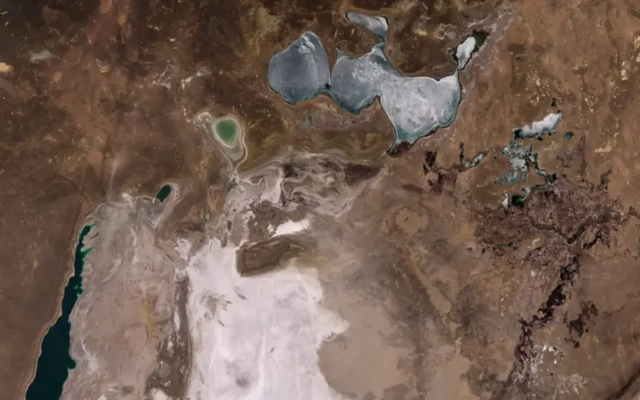 Hồ nước khổng lồ nằm giữa hai quốc gia trở thành sa mạc trẻ nhất thế giới