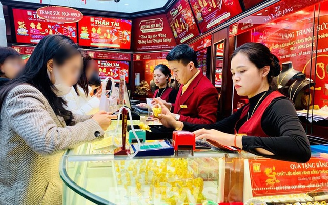 Vàng lên 107 triệu đồng, khách mua ngày vía Thần Tài giờ lãi cỡ nào?