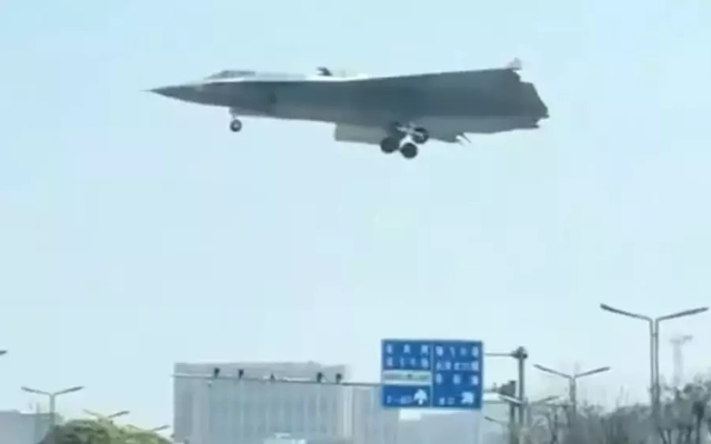 'Bay tới từ tương lai'