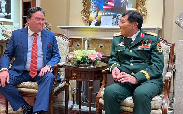 Anh hùng Phạm Tuân cùng Đại sứ Mỹ Knapper theo dõi Amada Nguyen bay vào vũ trụ   