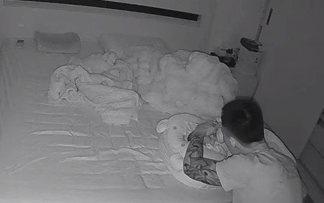 Mỗi đêm mở camera theo dõi, mẹ bỉm thấy chồng hết đứng lại ngồi làm việc này, đủ hiểu có lấy nhầm chồng hay không!