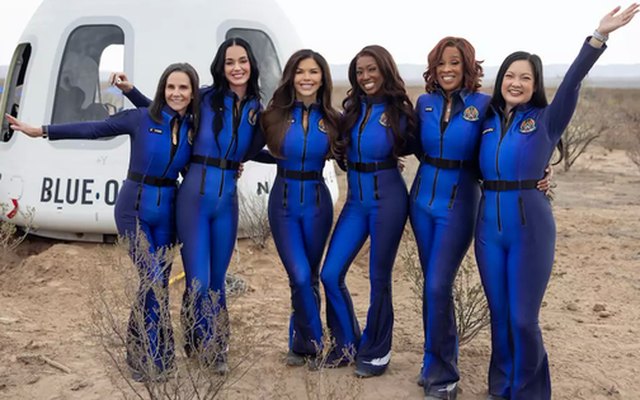 6 người phụ nữ vừa bay ra ngoài không gian phải "mua vé" bao nhiêu tiền? Con số có thể gây sốc cho nhiều người