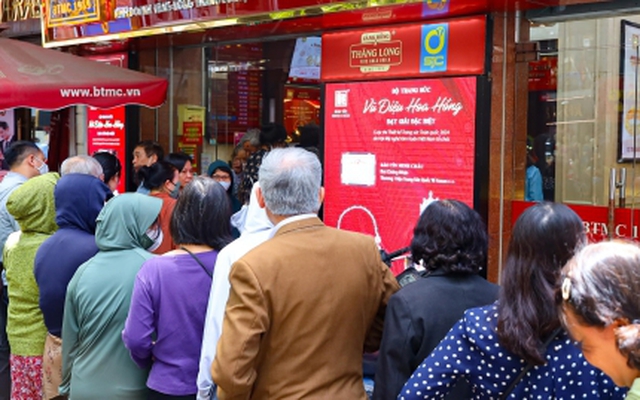 Giá vàng vượt 113 triệu đồng/lượng: Đông nghẹt khách mua, không ai muốn bán