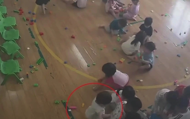 Tạm đình chỉ cô giáo bạo hành, xốc ngược đầu trẻ 22 tháng tuổi